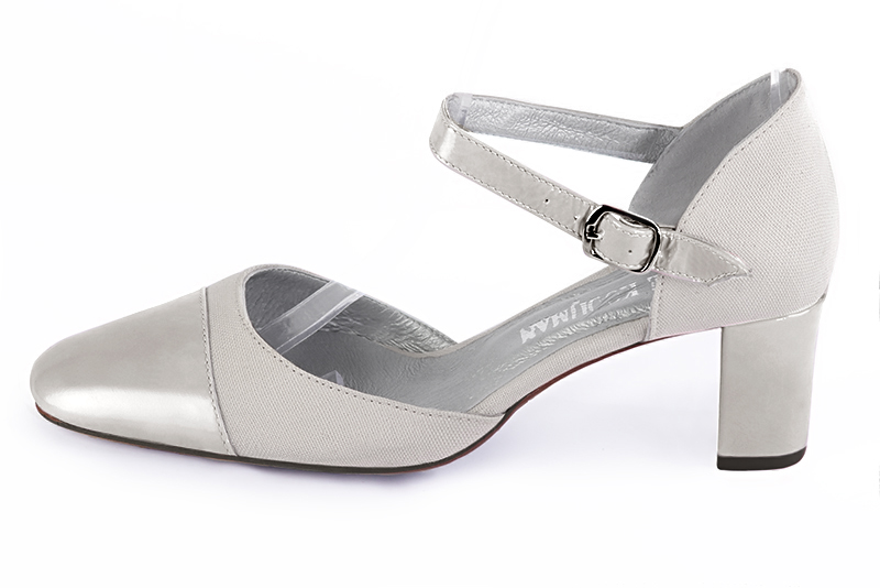 Chaussure cotes ouverts bride cou de pied gris perle. Bout rond. Talon mi haut bottier